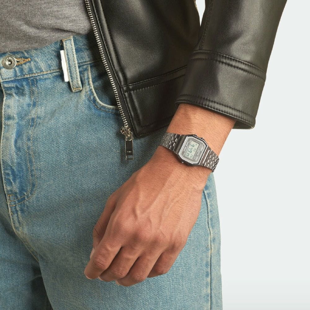 Casio A158WETB-1AEF мужские часы застежка крупным планом