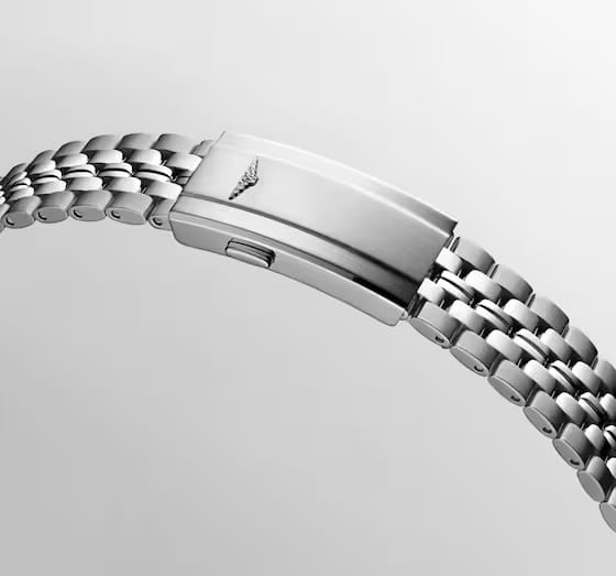 Longines Longines Heritage Ultra-Chron Classic 37 mm L2.537.4.72.6 механические мужские часы часы крупный план серебристый циферблата