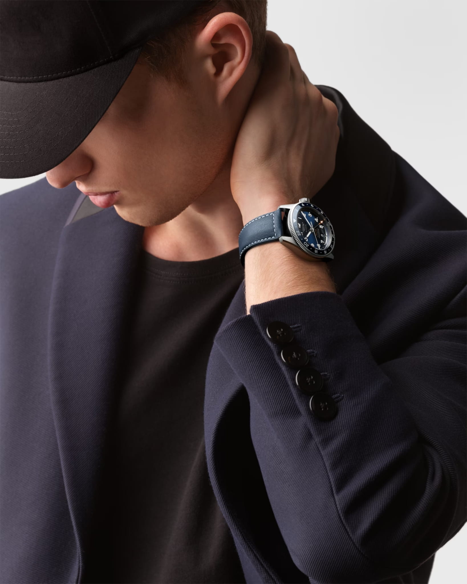 Longines Longines Spirit L3.802.4.93.2 механические мужские часы часы крупный план синий циферблата