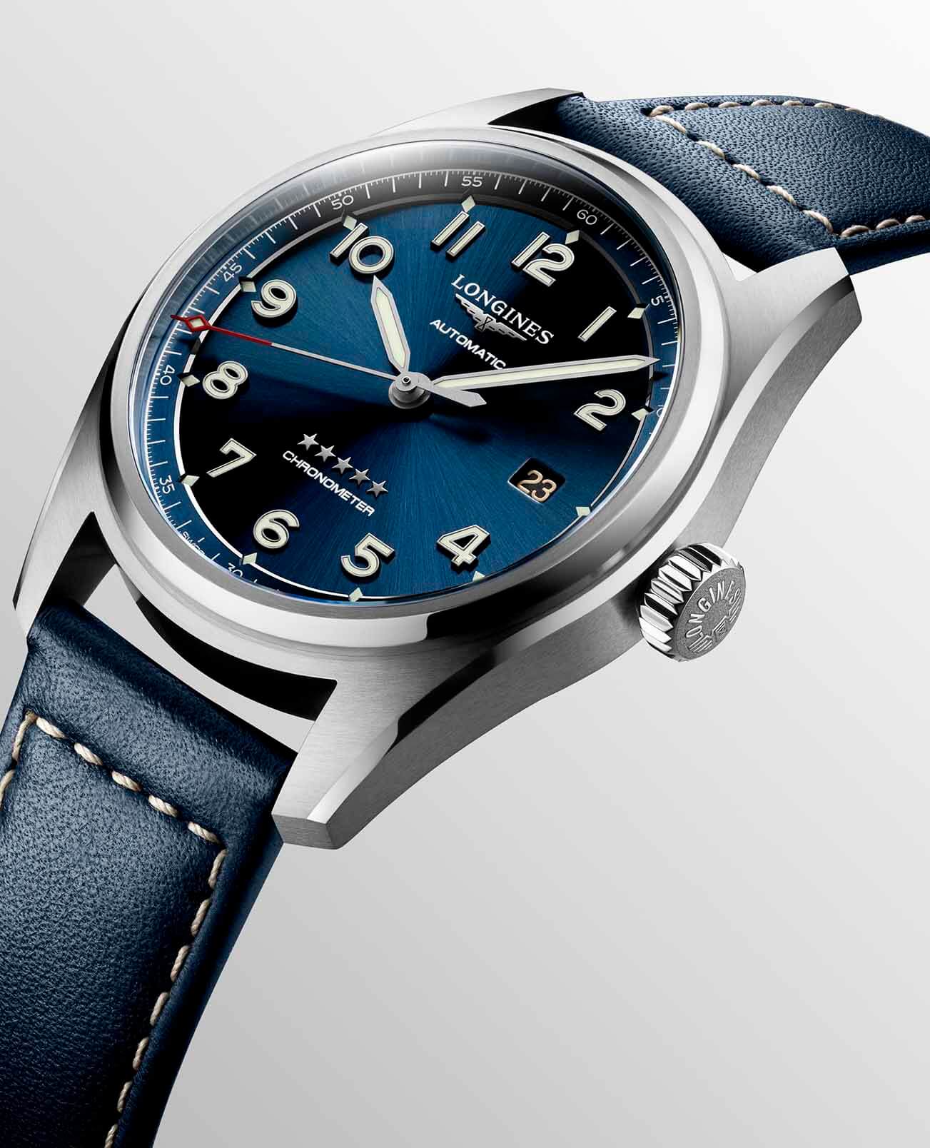 Longines L38104930 мужские часы застежка крупным планом