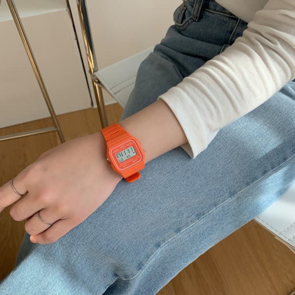 Casio F-91WC-4A2 женские часы застежка крупным планом
