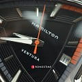 Hamilton Hamilton Ventura Elvis80 Quartz H24551131 ventura швейцарские мужские часы на браслете нержавеющая сталь боковой вид