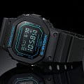 Casio DW-5600BBM-1ER наручные мужские часы застежка крупным планом