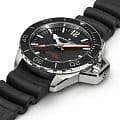 Hamilton H77455330 наручные мужские часы застежка крупным планом