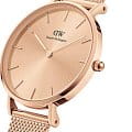 Daniel Wellington Daniel Wellington Petite Unitone DW00100472  наручные женские часы фото под углом.