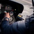 Серебристый Hamilton Hamilton Khaki Aviation Day Date Auto - Air - Glaciers Edition H64655941 на белом фоне — вид анфас