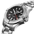 Breitling Breitling Avenger Automatic GMT 43 A32397101B1A1  наручные мужские часы фото под углом.