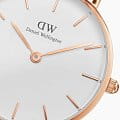 Daniel Wellington Daniel Wellington Petite Dover DW00100313  наручные женские часы фото под углом.