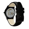 Swatch YIB400 наручные мужские часы застежка крупным планом