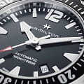Hamilton H77605135 наручные мужские часы застежка крупным планом