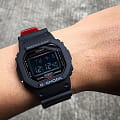 Casio DW-5600HR-1E наручные мужские часы застежка крупным планом