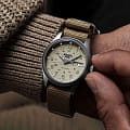 Seiko Seiko 5 Sports SRPJ83K1 механические мужские часы часы, крупный план бежевый циферблат