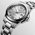 Longines L33764766 наручные женские часы застежка крупным планом