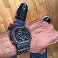 Casio Casio G-Shock DW-5600HR-1E электронные мужские часы часы, крупный план черный циферблат