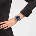 Swatch SB07S102G наручные мужские часы застежка крупным планом